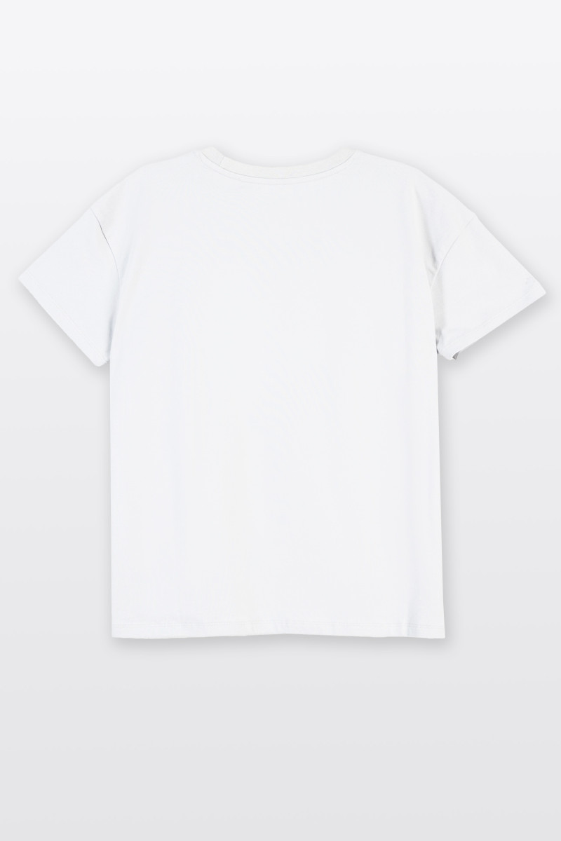 Biały t-shirt bez nadruków z ozdobną naszywką