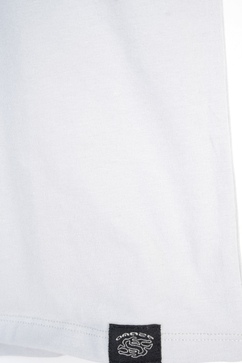 Biały t-shirt bez nadruków z ozdobną naszywką