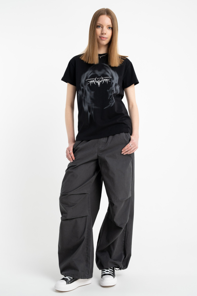 Czarny t-shirt z autorską grafiką z przodu