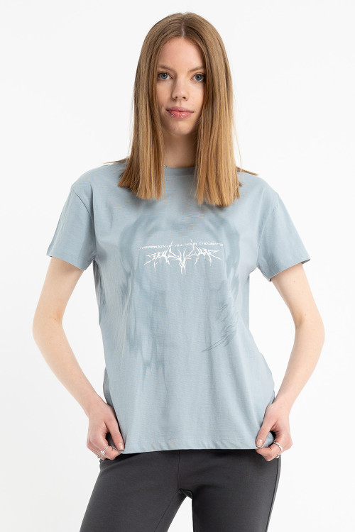 Niebieski t-shirt z autorską grafiką z przodu