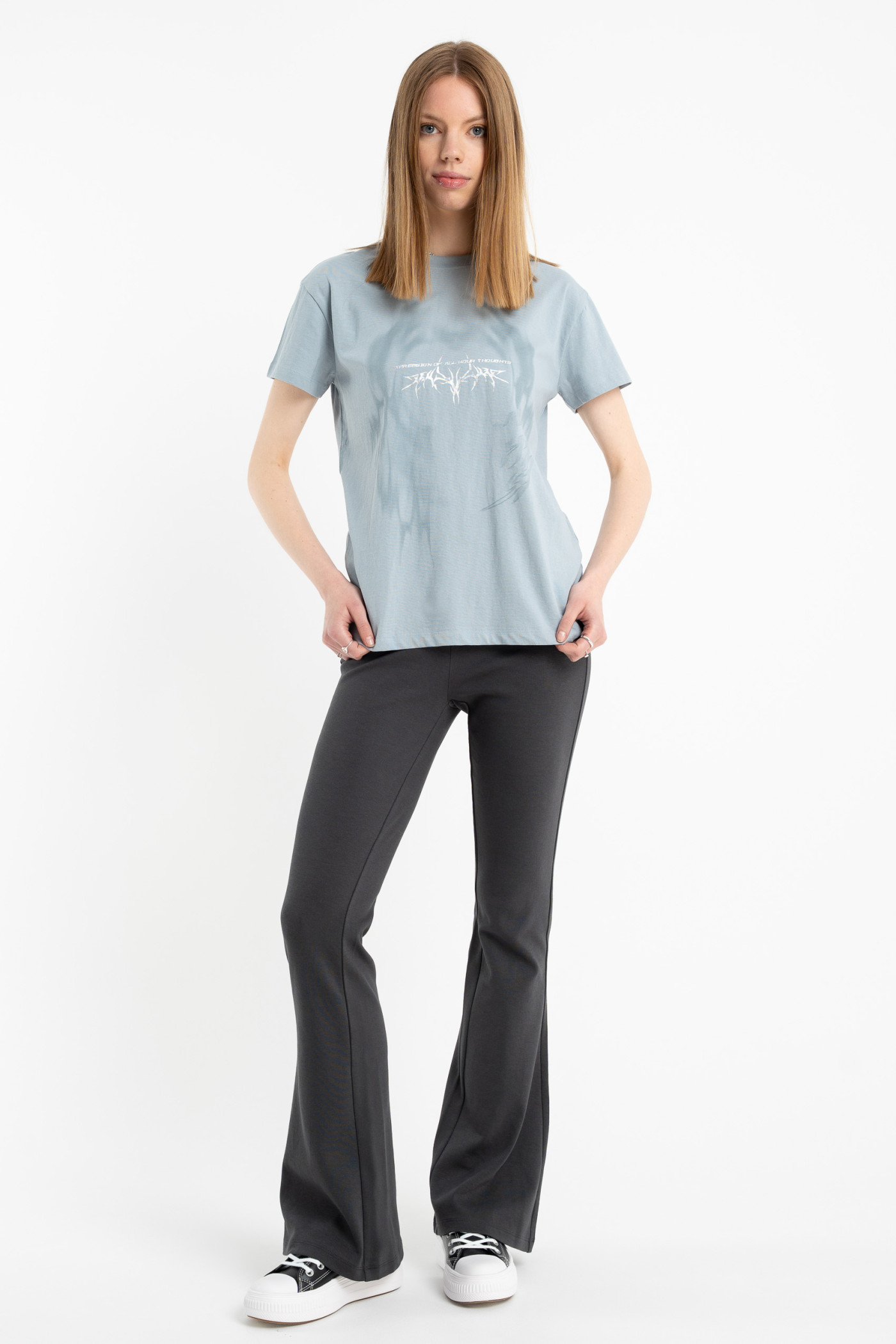 Niebieski t-shirt z autorską grafiką z przodu