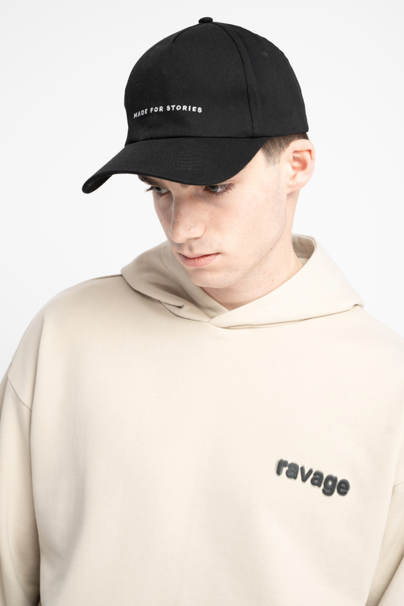 Beżowa bluza REGULAR z kapturem z minimalistycznym nadrukiem z przodu