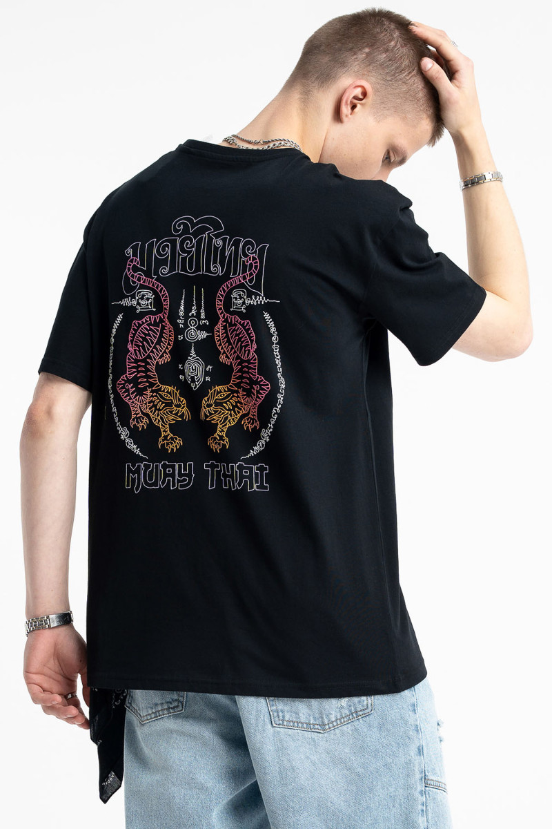 Czarny t-shirt z autorską grafiką z tyłu