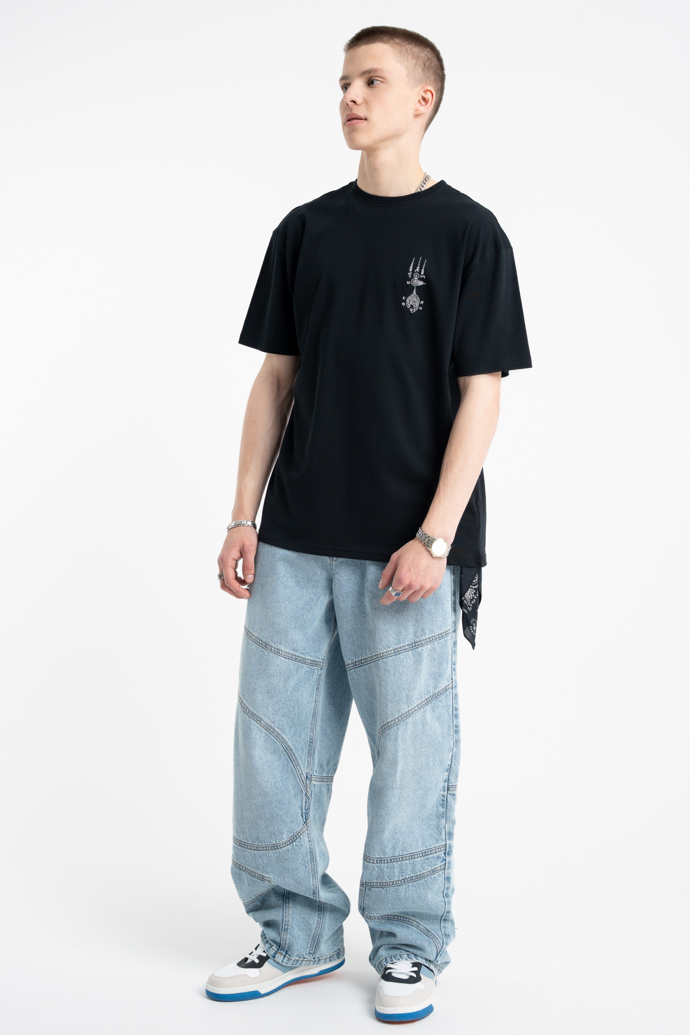 Czarny t-shirt z autorską grafiką z tyłu