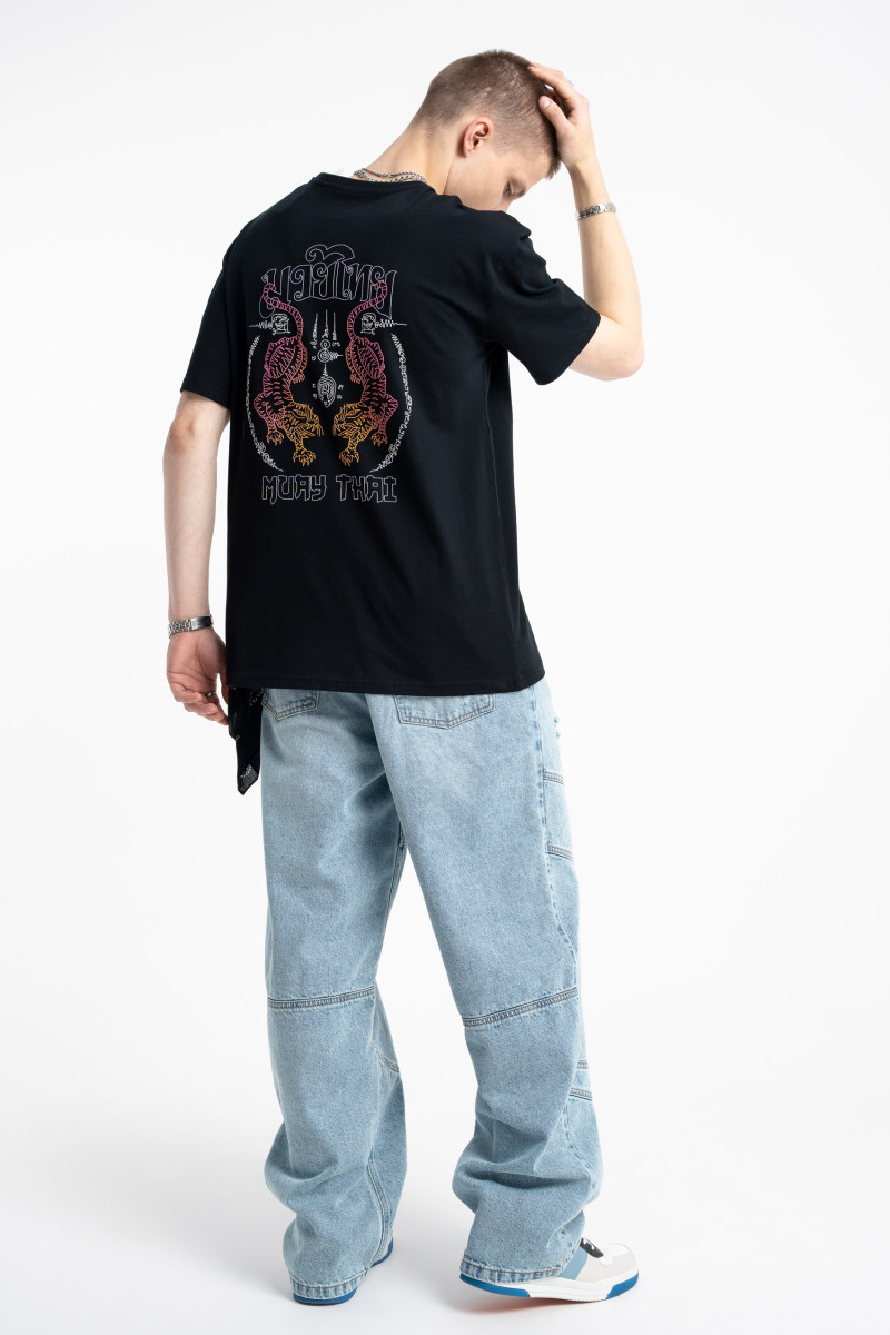 Czarny t-shirt z autorską grafiką z tyłu