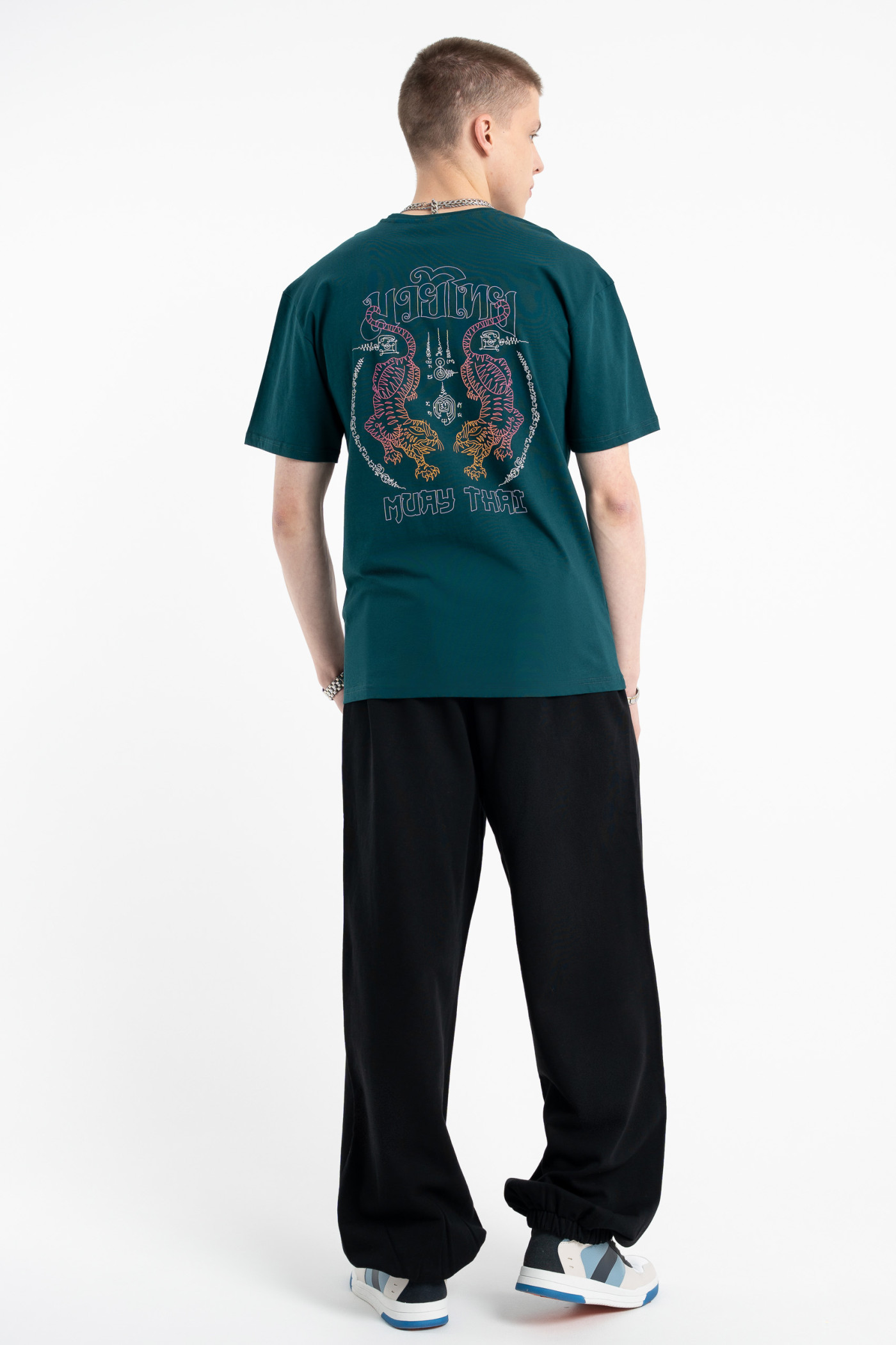 Ciemnozielony t-shirt z autorską grafiką z tyłu