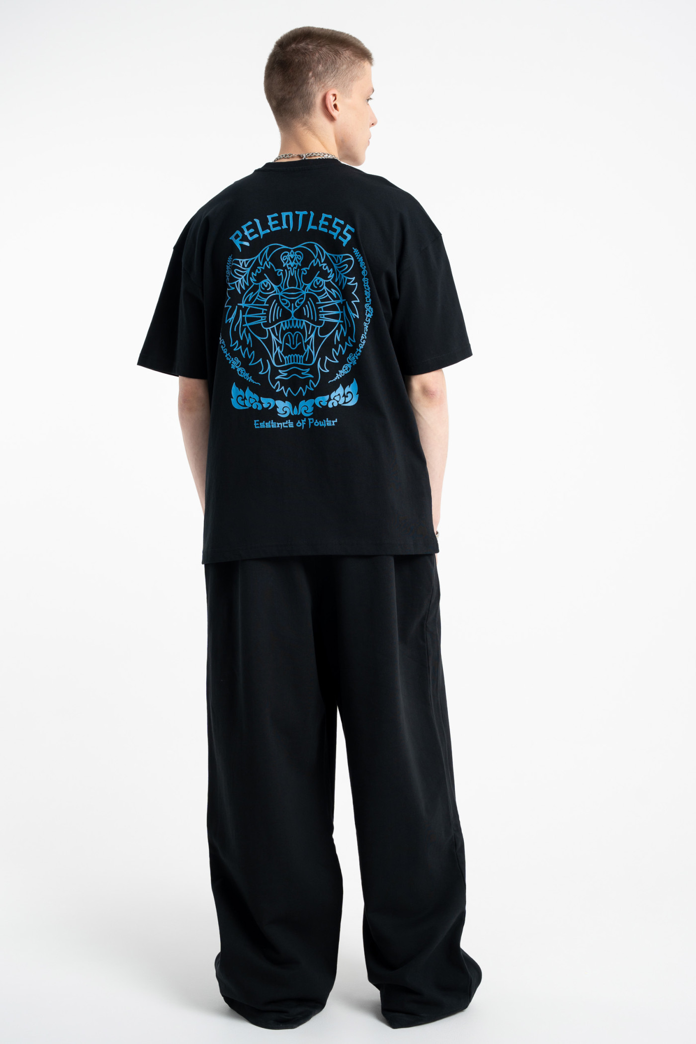 Czarny t-shirt z autorską grafiką z tyłu