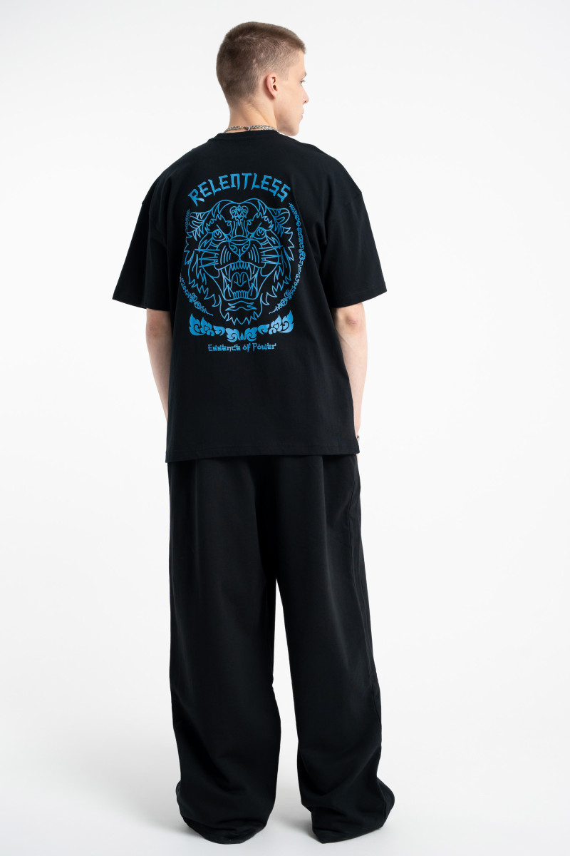 Czarny t-shirt z autorską grafiką z tyłu