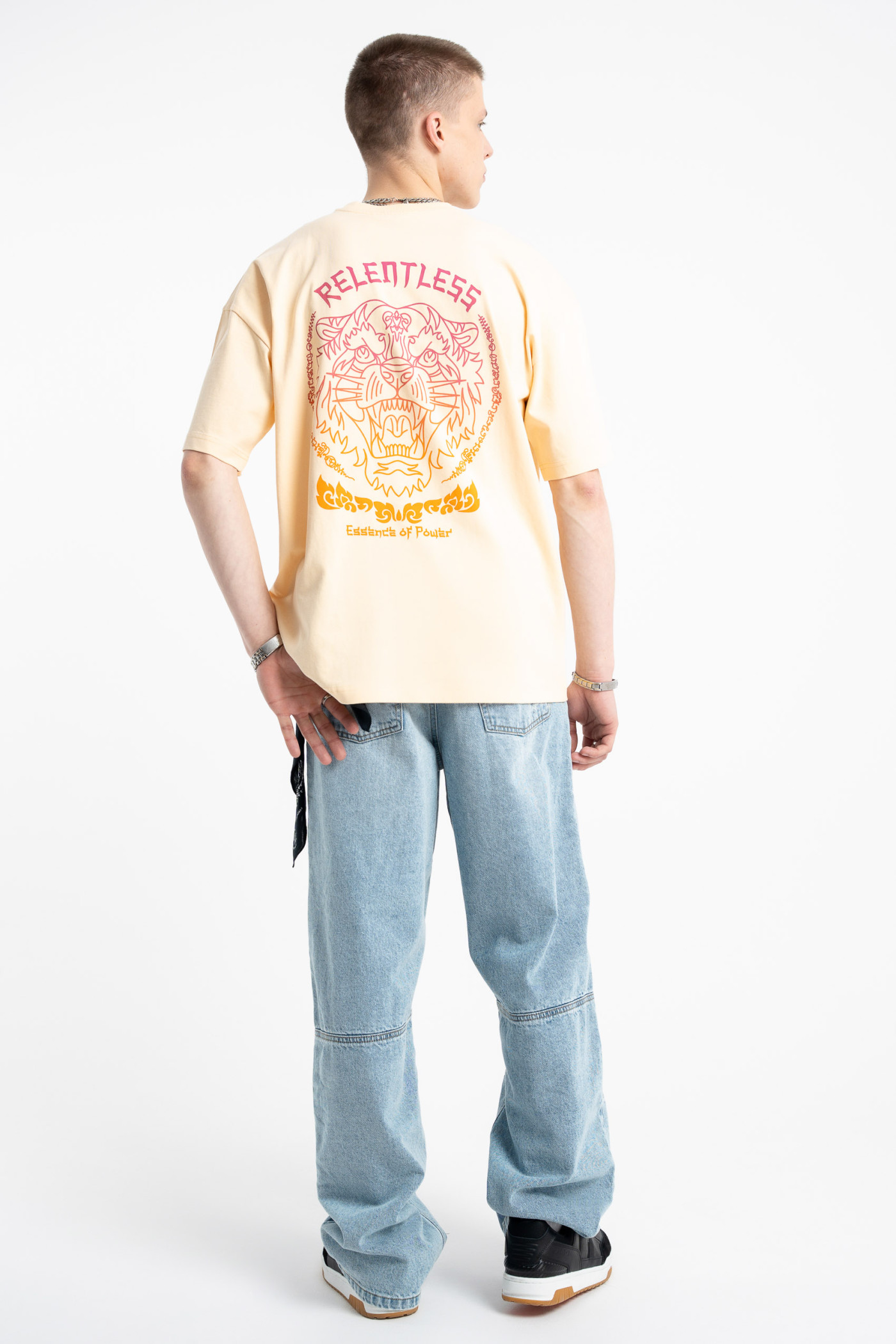 Żółty t-shirt z autorską grafiką z tyłu