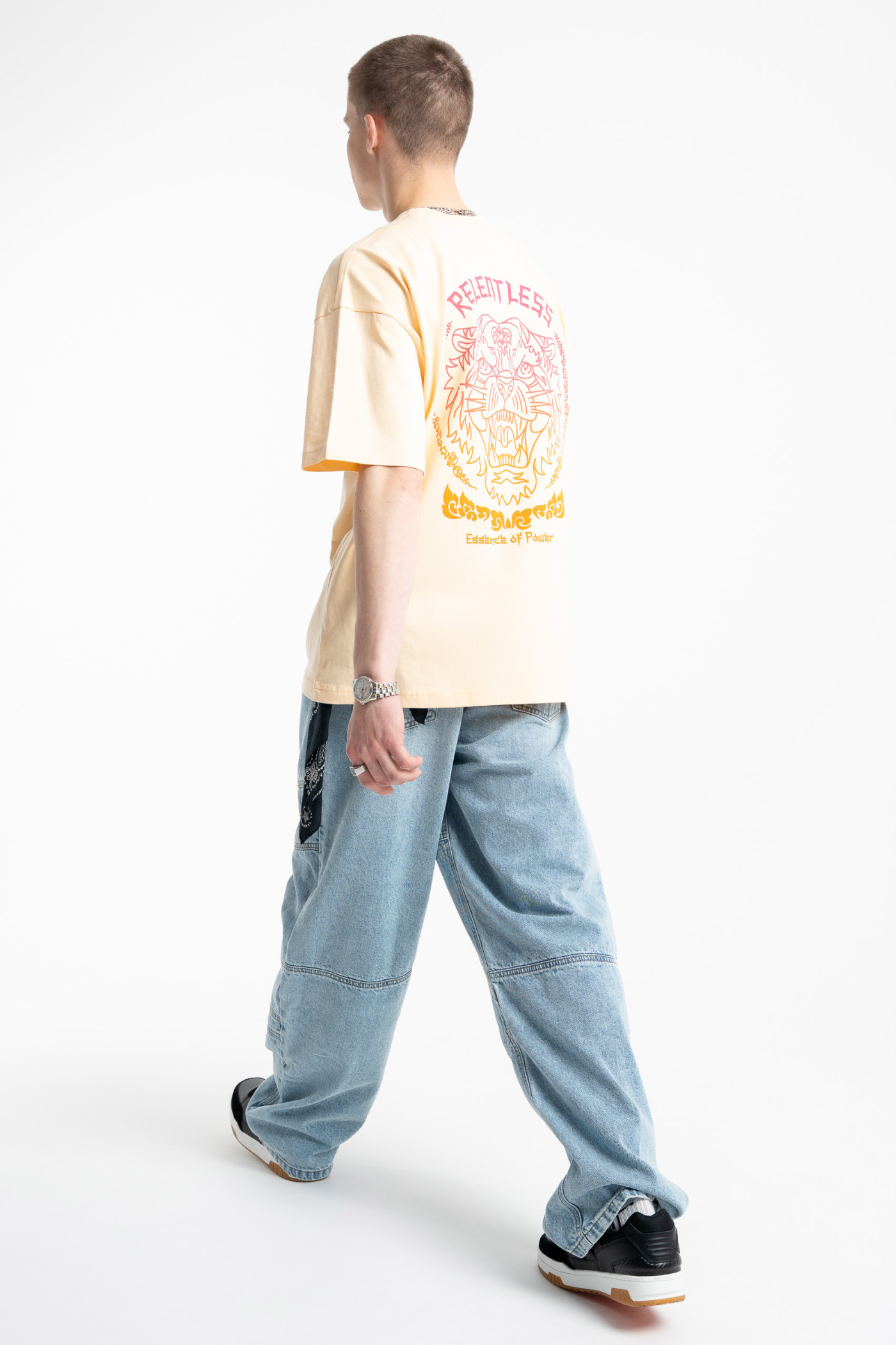 Żółty t-shirt z autorską grafiką z tyłu