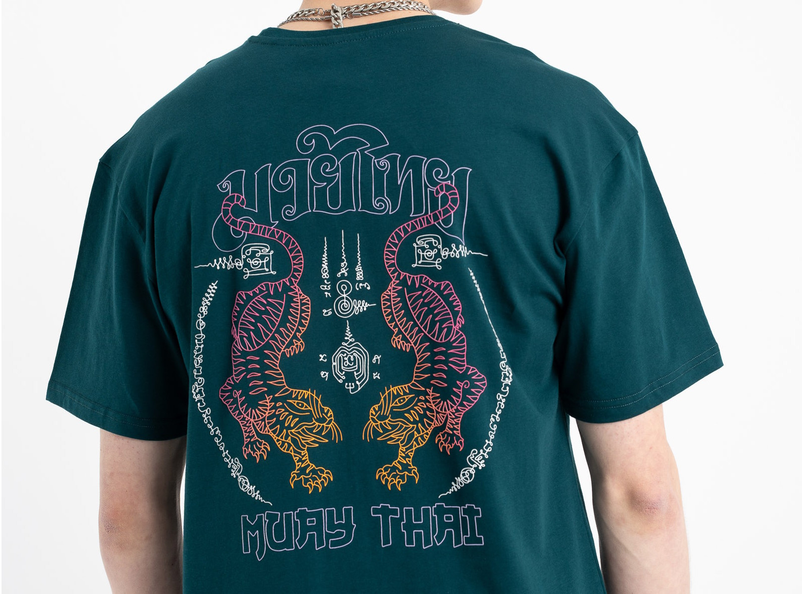 Ciemnozielony t-shirt z autorską grafiką z tyłu