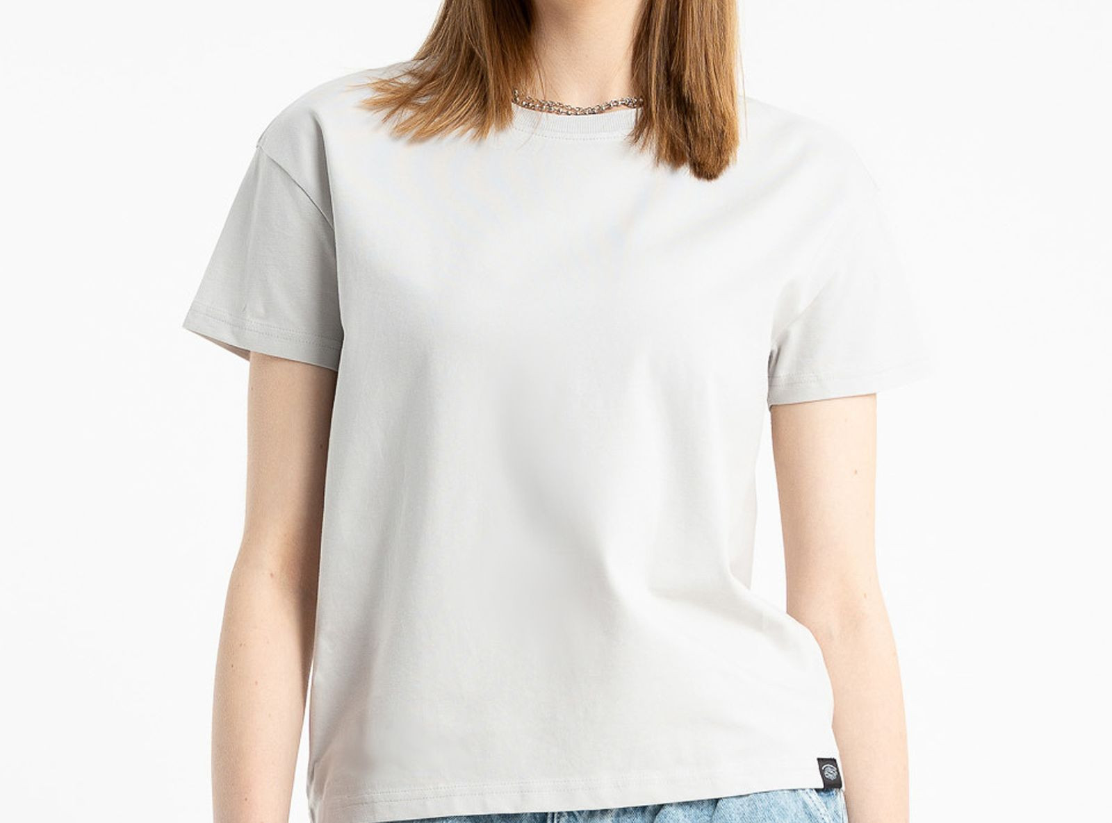 Jasnoszary t-shirt bez nadruków z ozdobną naszywką