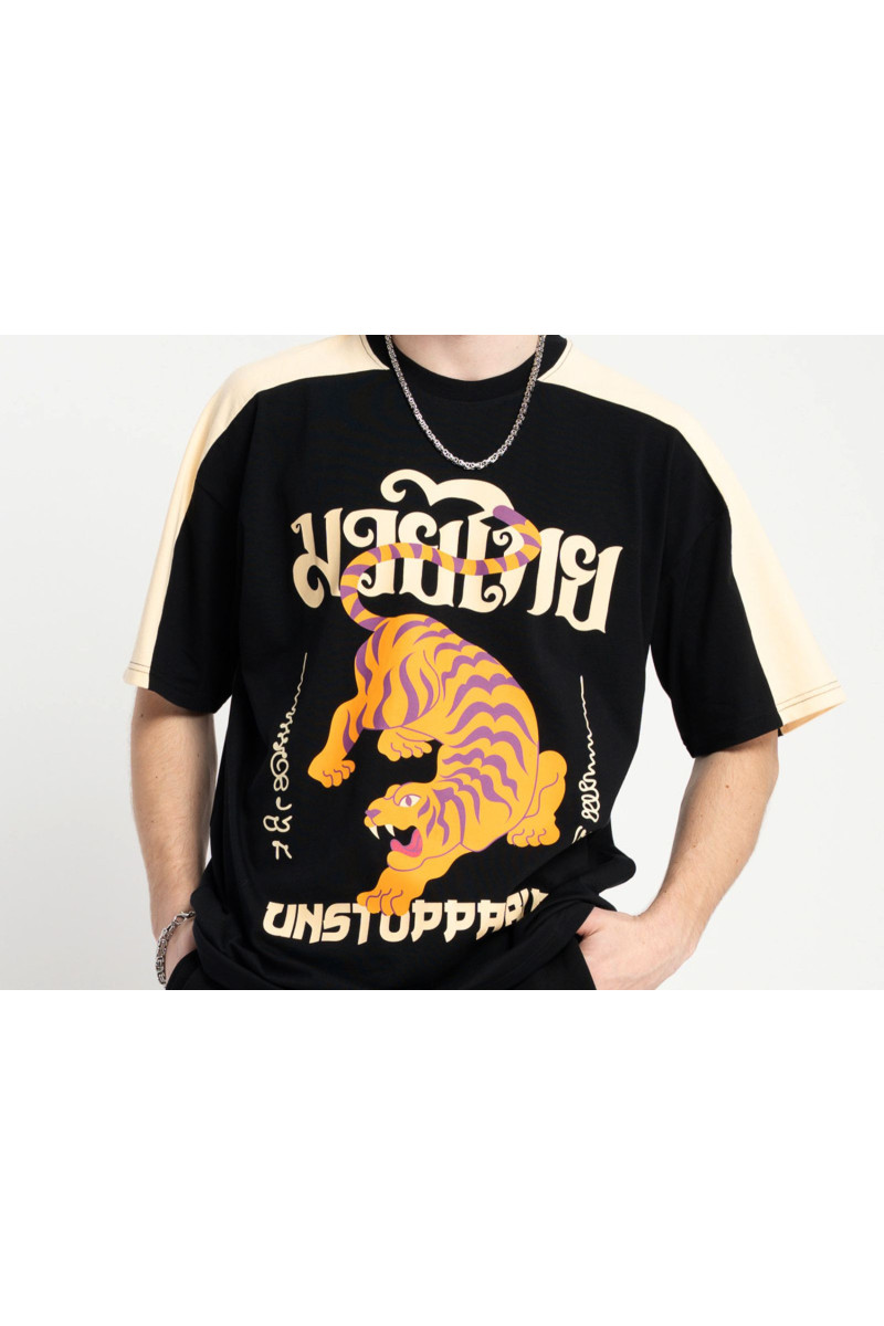 Kolorowy t-shirt z autorską grafiką z przodu, czarny