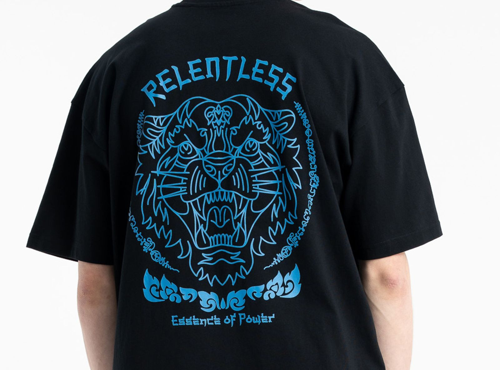 Czarny t-shirt z autorską grafiką z tyłu