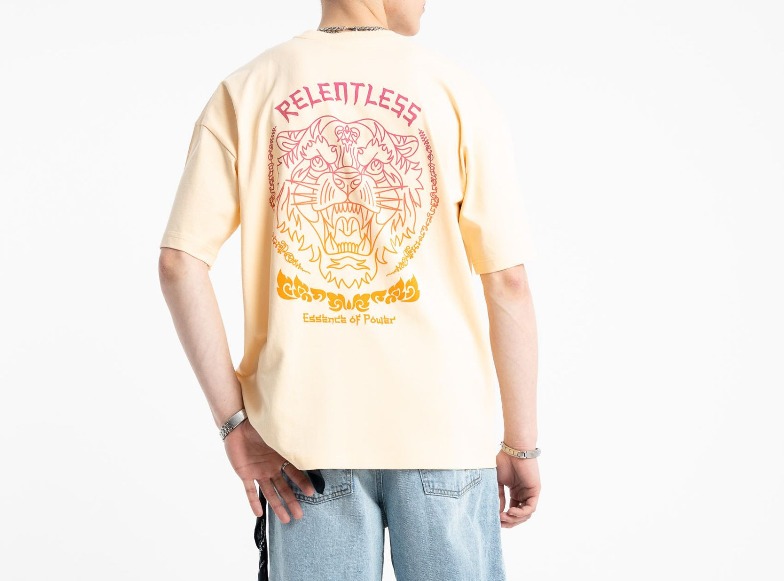 Żółty t-shirt z autorską grafiką z tyłu