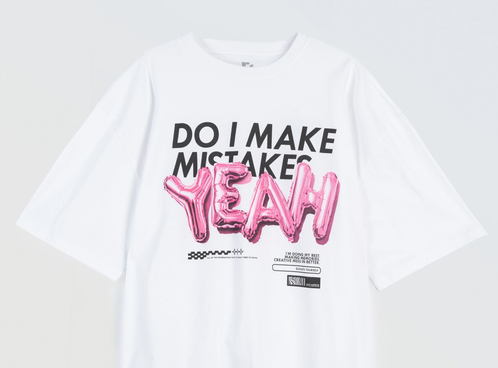 Biały t-shirt z autorską grafiką z przodu