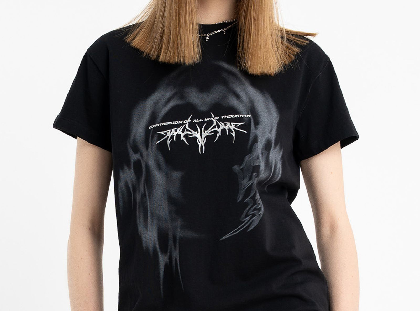 Czarny t-shirt z autorską grafiką z przodu