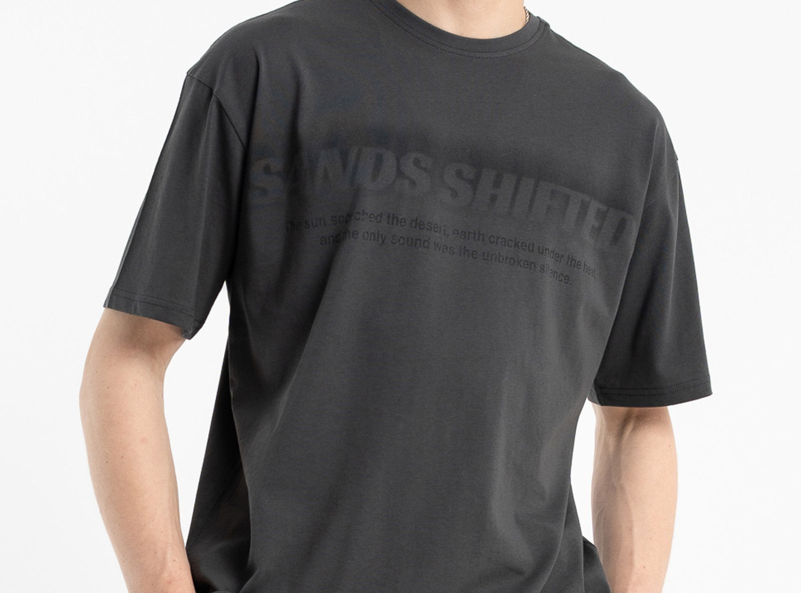 Grafitowy t-shirt z autorską grafiką z przodu