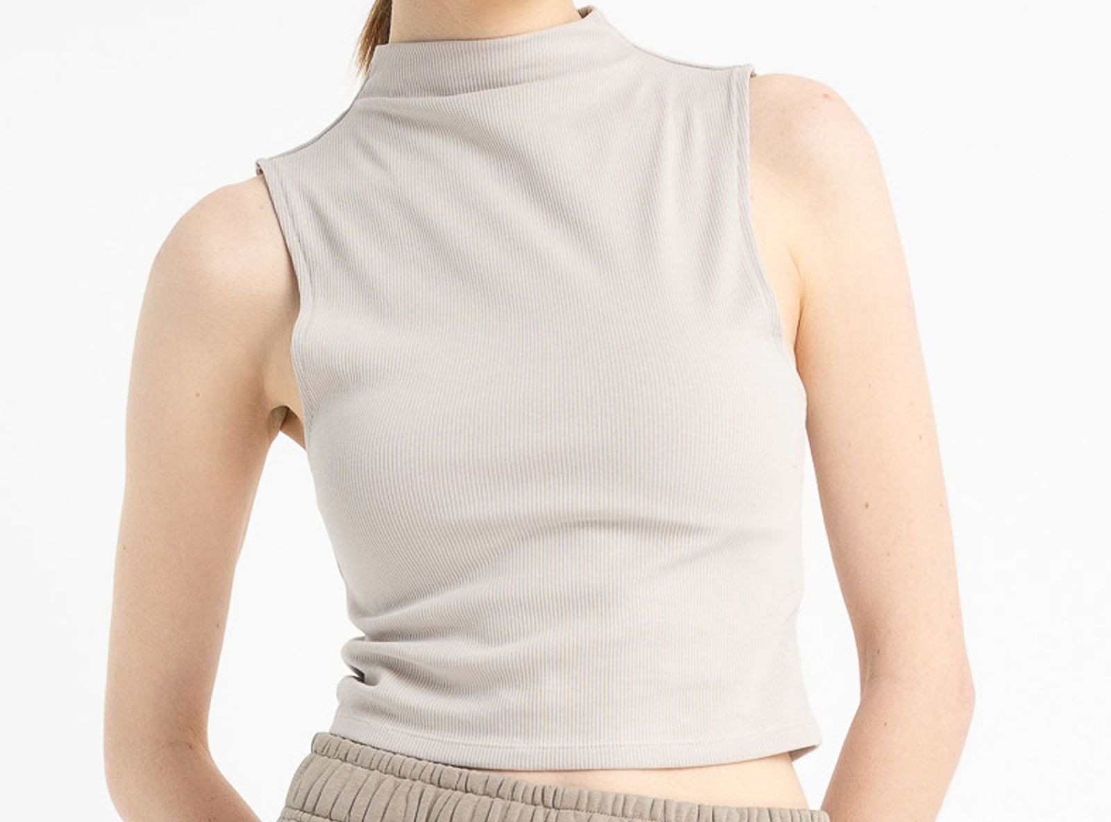 Beżowy CROP TOP z dzianiny prążkowej