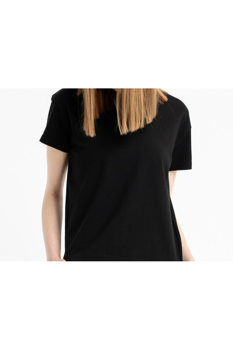 Czarny t-shirt REGULAR z minimalistyczną naszywką z przodu, czarny