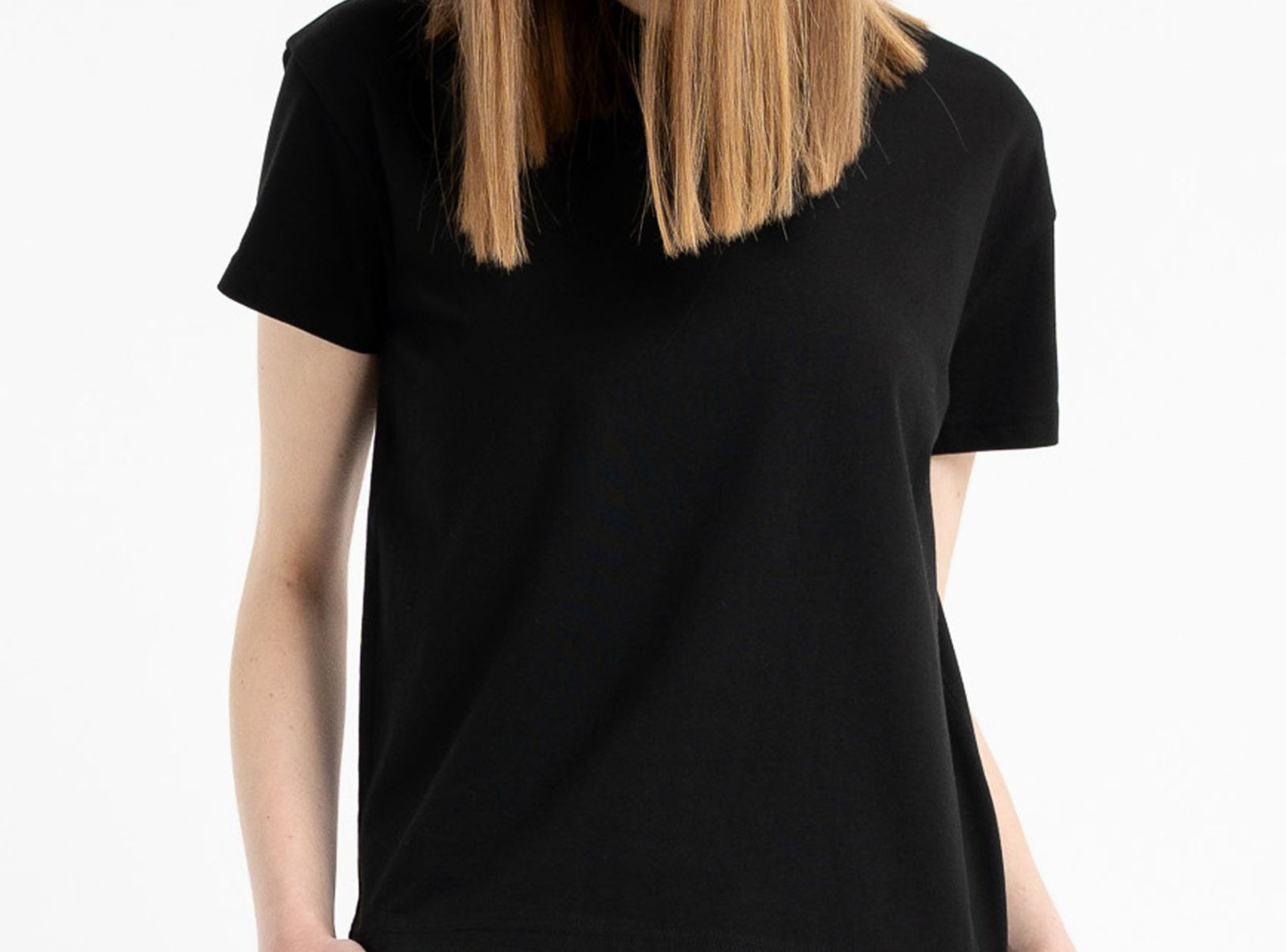 Czarny t-shirt z minimalistyczną naszywką z przodu