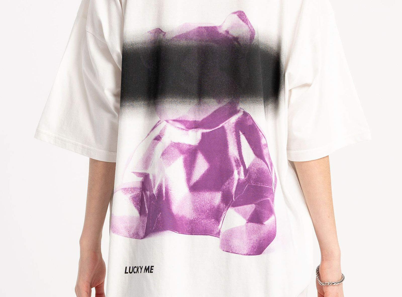 Biały t-shirt z autorską grafiką z tyłu