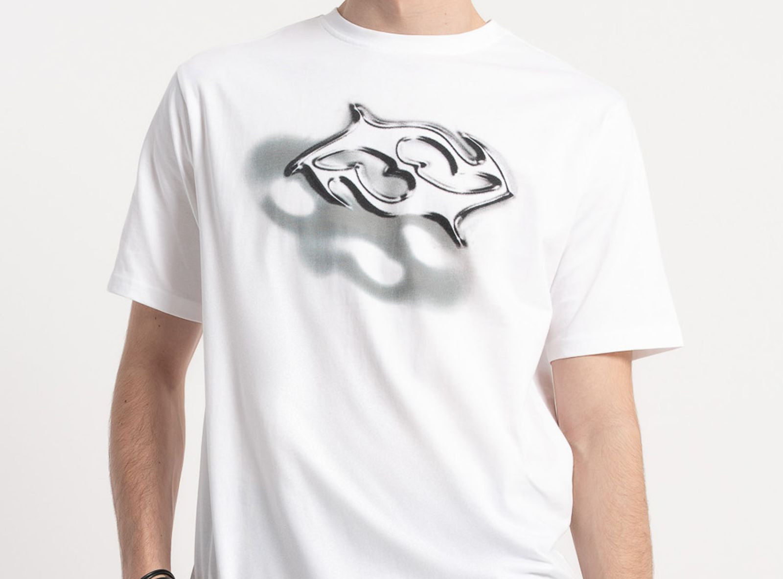 Biały t-shirt z autorską grafiką z przodu