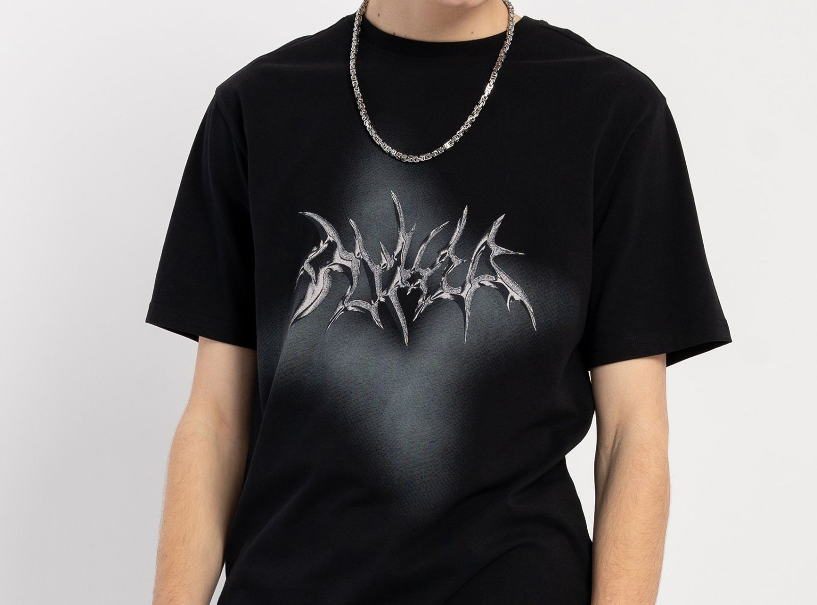 Czarny t-shirt z autorską grafiką z przodu