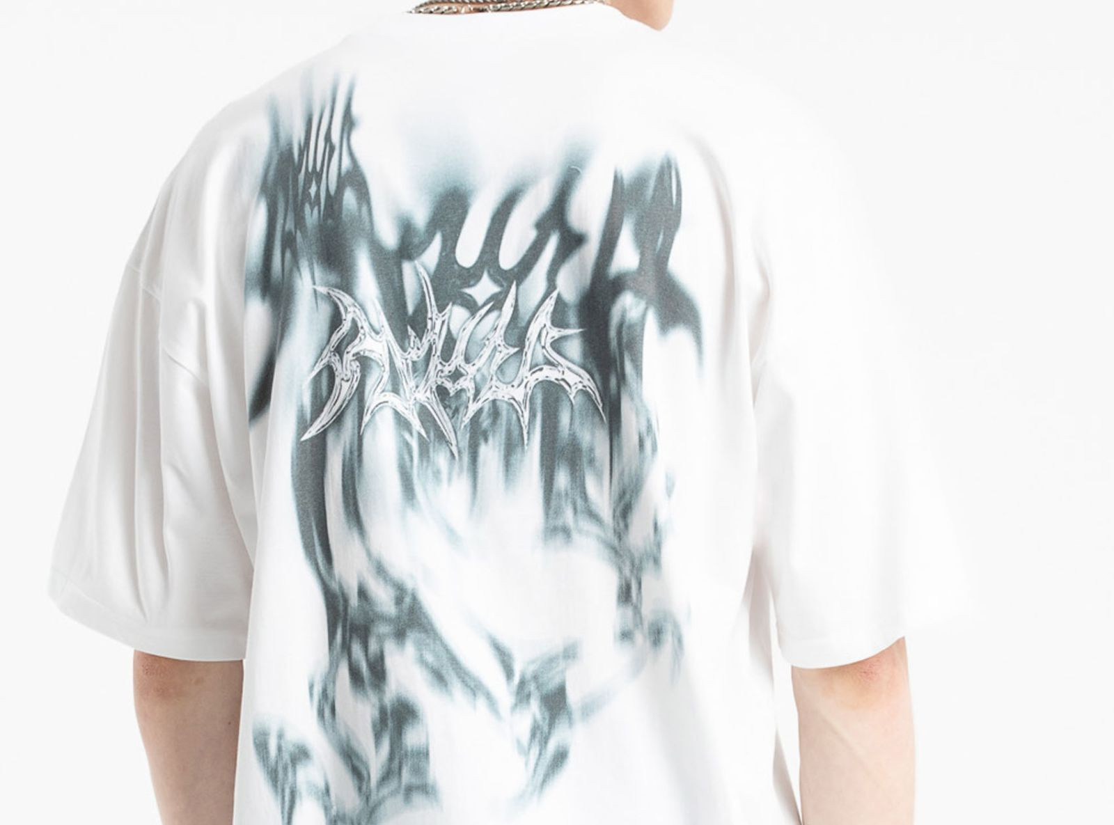 Biały t-shirt z autorską grafiką z tyłu