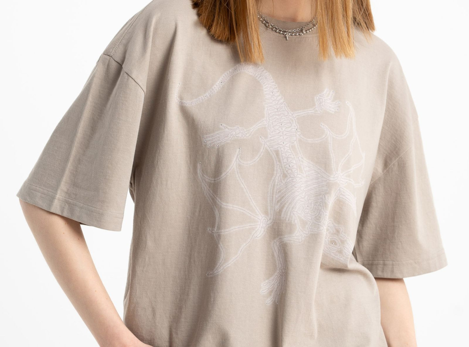 Beżowy t-shirt z autorską grafiką z przodu z kryształkami