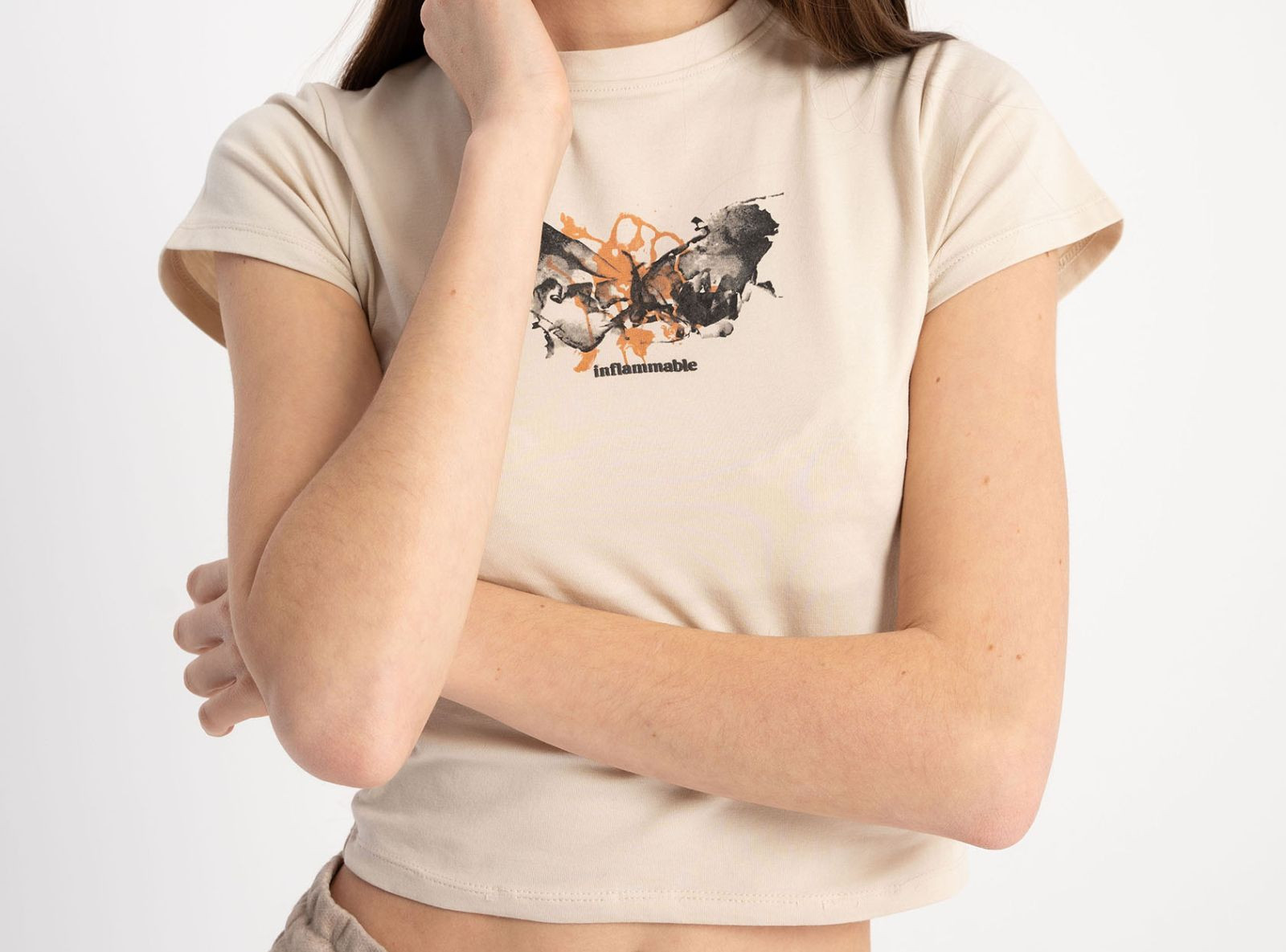 Beżowy CROP TOP z minimalistyczną grafiką z przodu