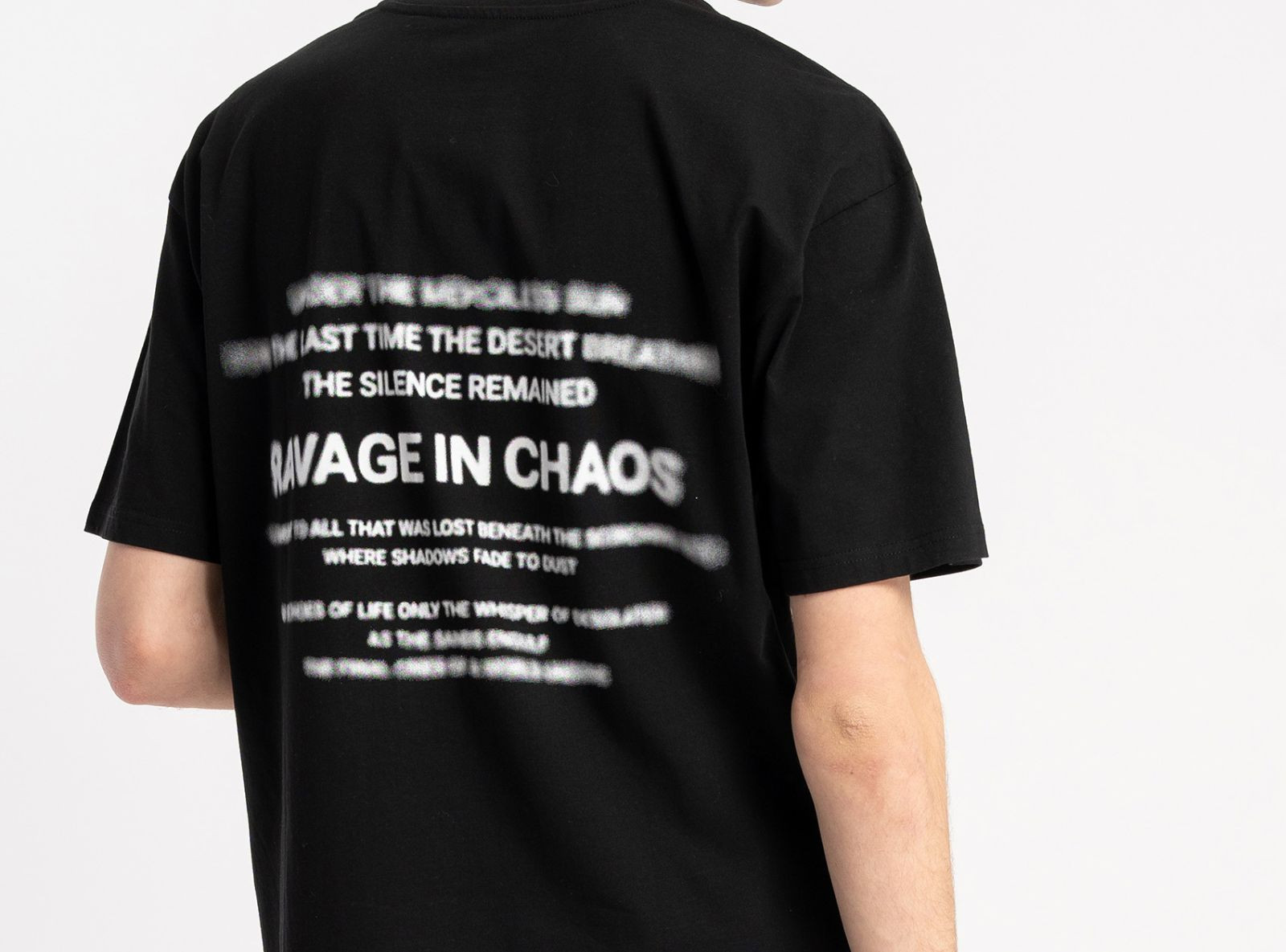 Czarny t-shirt z nadrukiem z tyłu