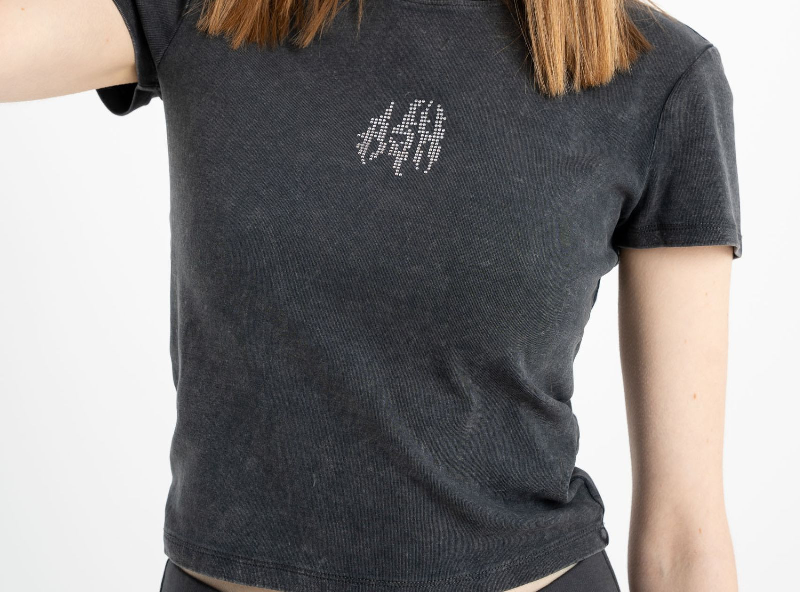 Szary CROP TOP z ozdobną aplikacją z kryształków