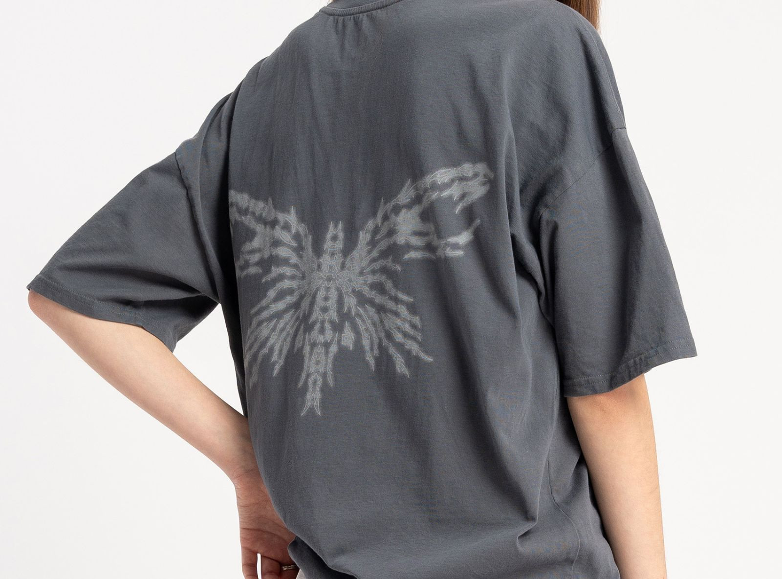 Ciemnoszary t-shirt z autorską grafiką z z tyłu