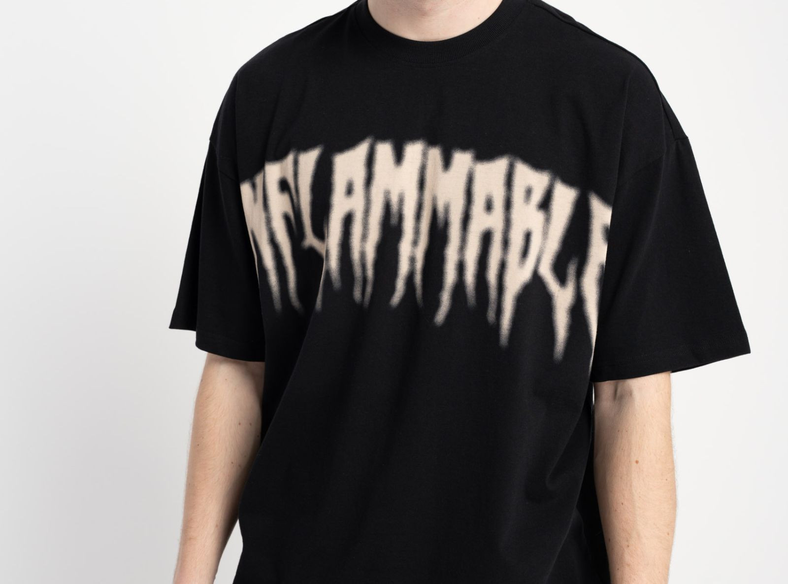 Czarny t-shirt z nadrukiem z przodu