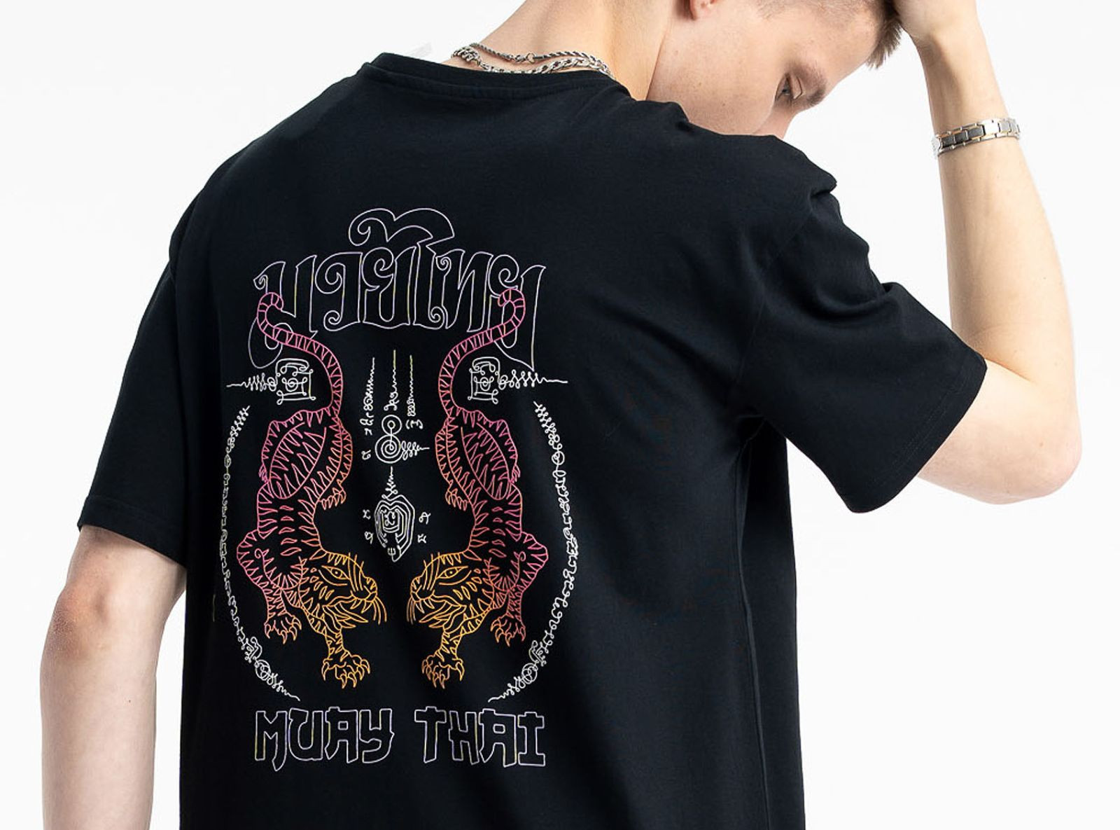 Czarny t-shirt z autorską grafiką z tyłu
