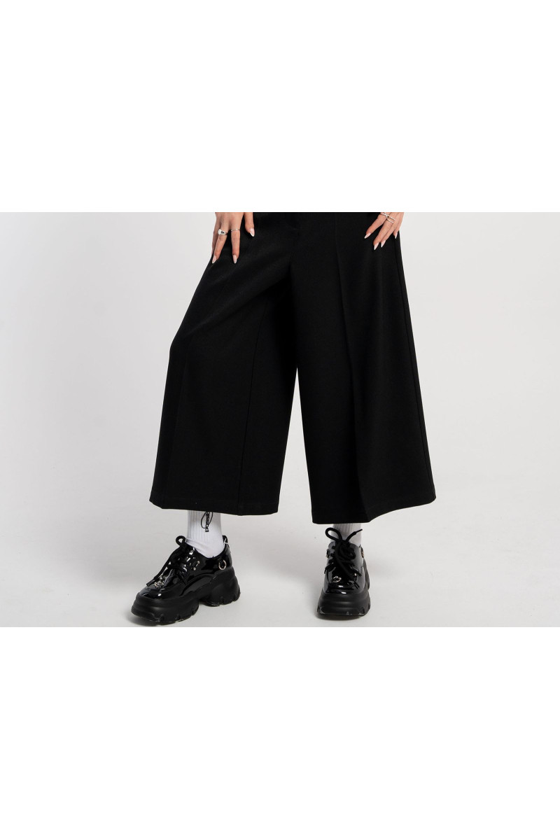 Czarne eleganckie spodnie CULOTY z szerokimi nogawkami w kant, czarny