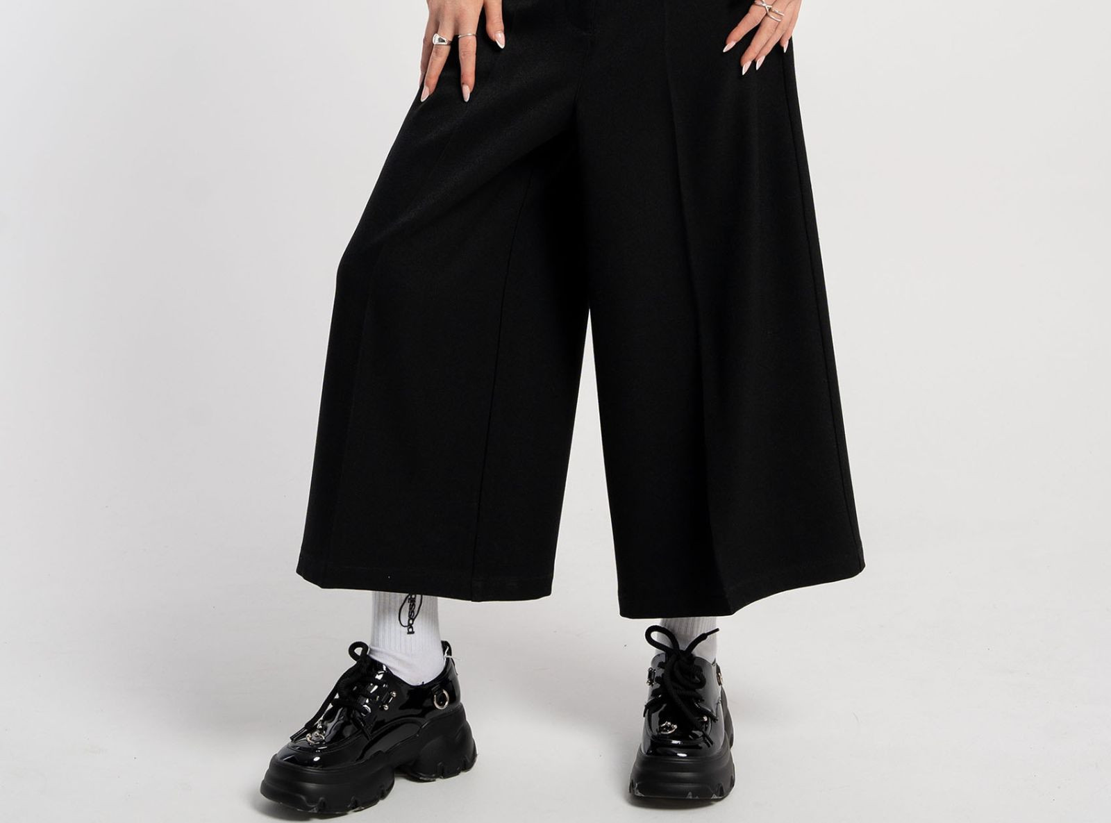 Czarne eleganckie spodnie CULOTY z szerokimi nogawkami w kant