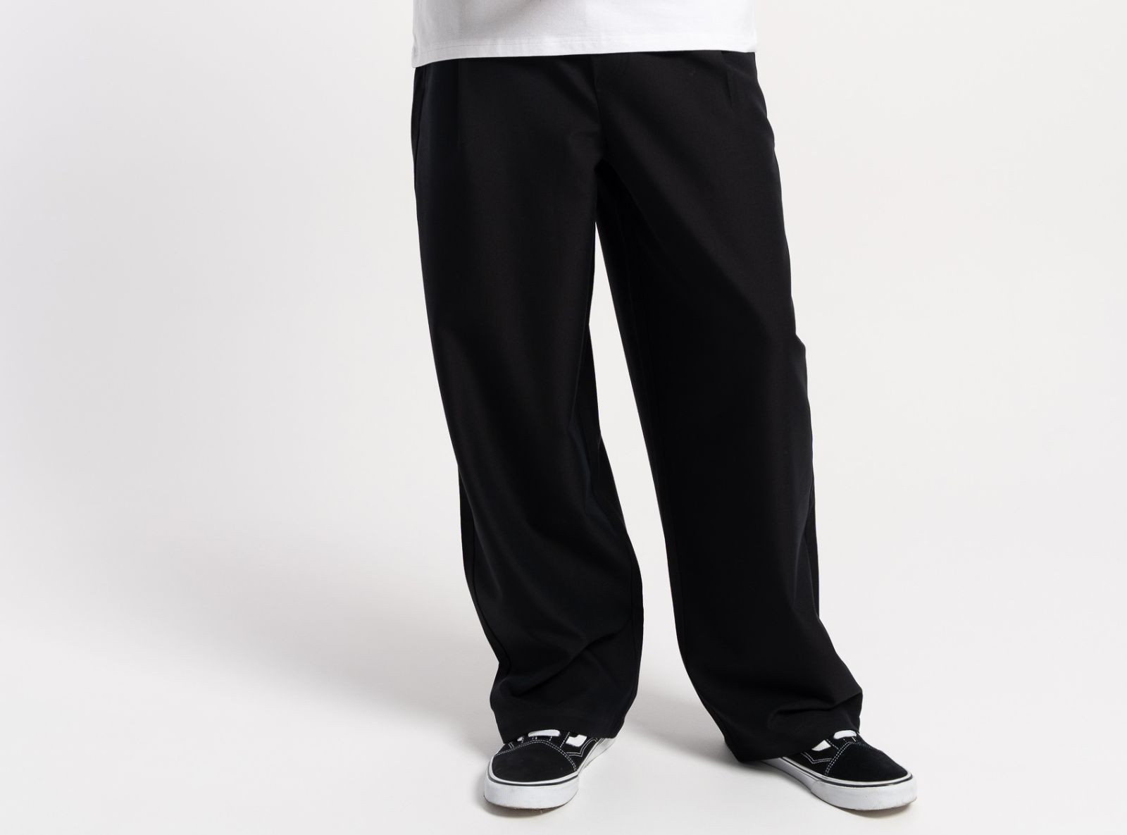 Czarne spodnie garniturowe typu CHINOS