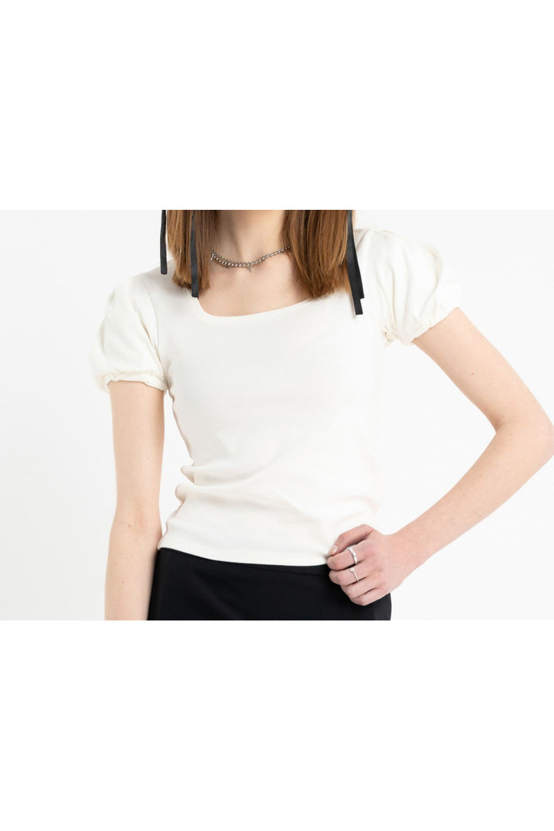 Kremowa bluzka z krótkimi ozdobnymi rękawami, biały