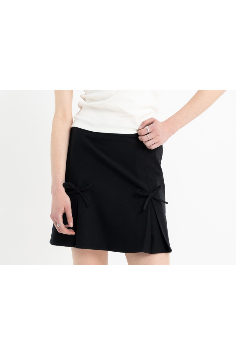 Czarna elegancka spódnica mini z ozdobnymi kokardkami, czarny