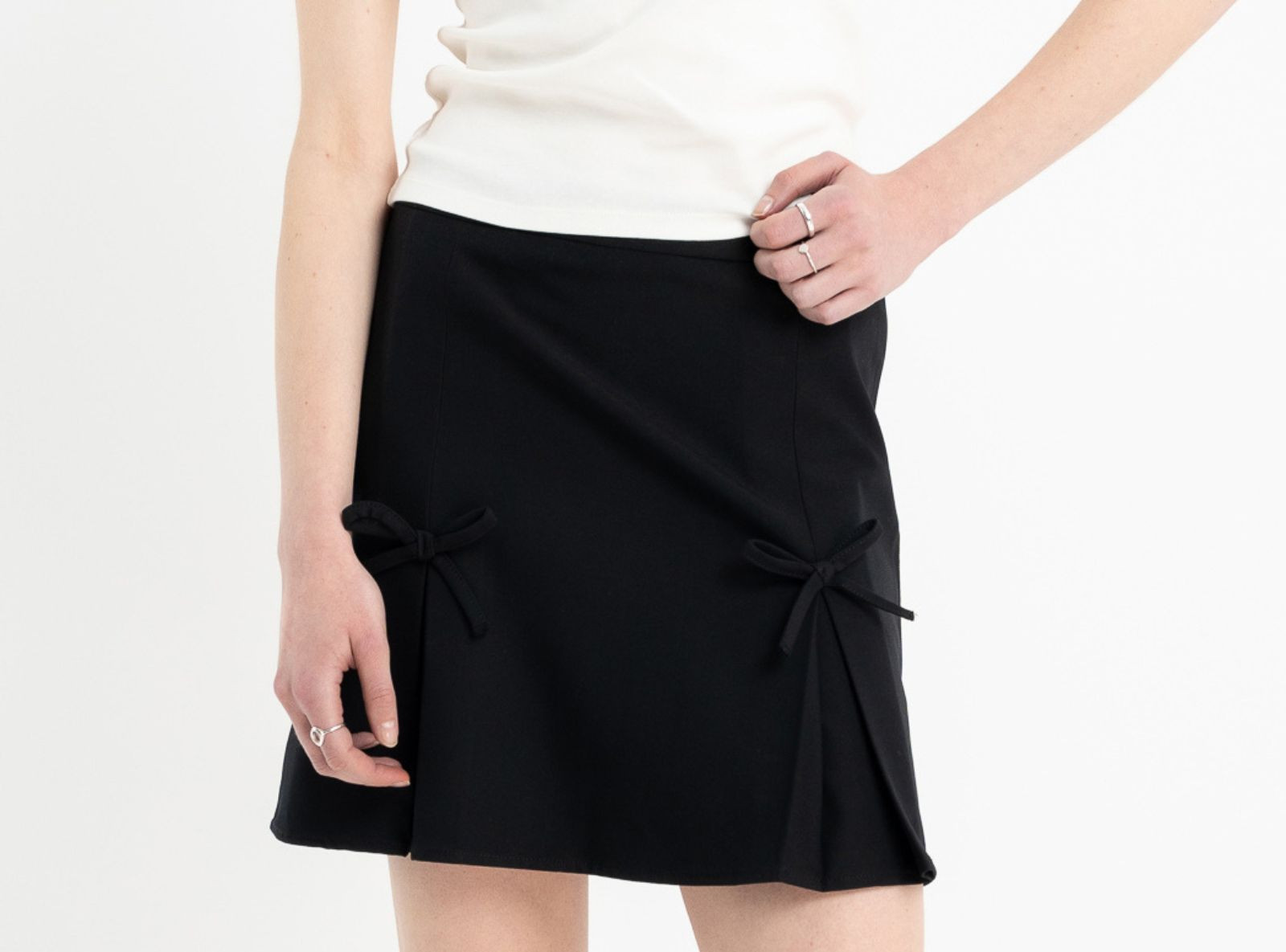 Czarna elegancka spódnica mini z ozdobnymi kokardkami