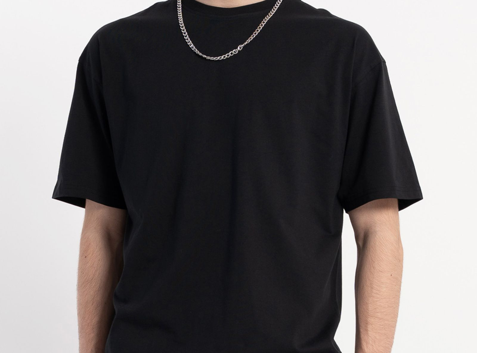 Czarny luźny t-shirt bez nadruków