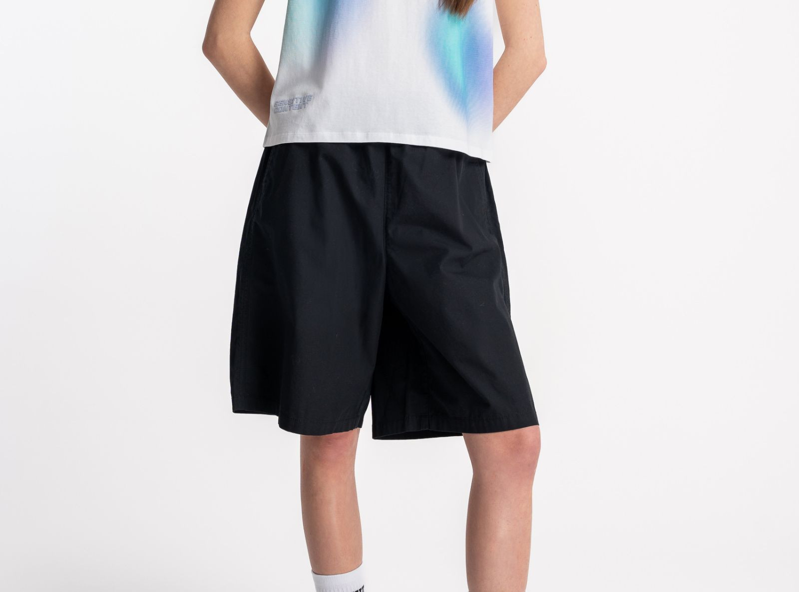 Czarne szorty REGULAR bez nadruków ściągane w pasie