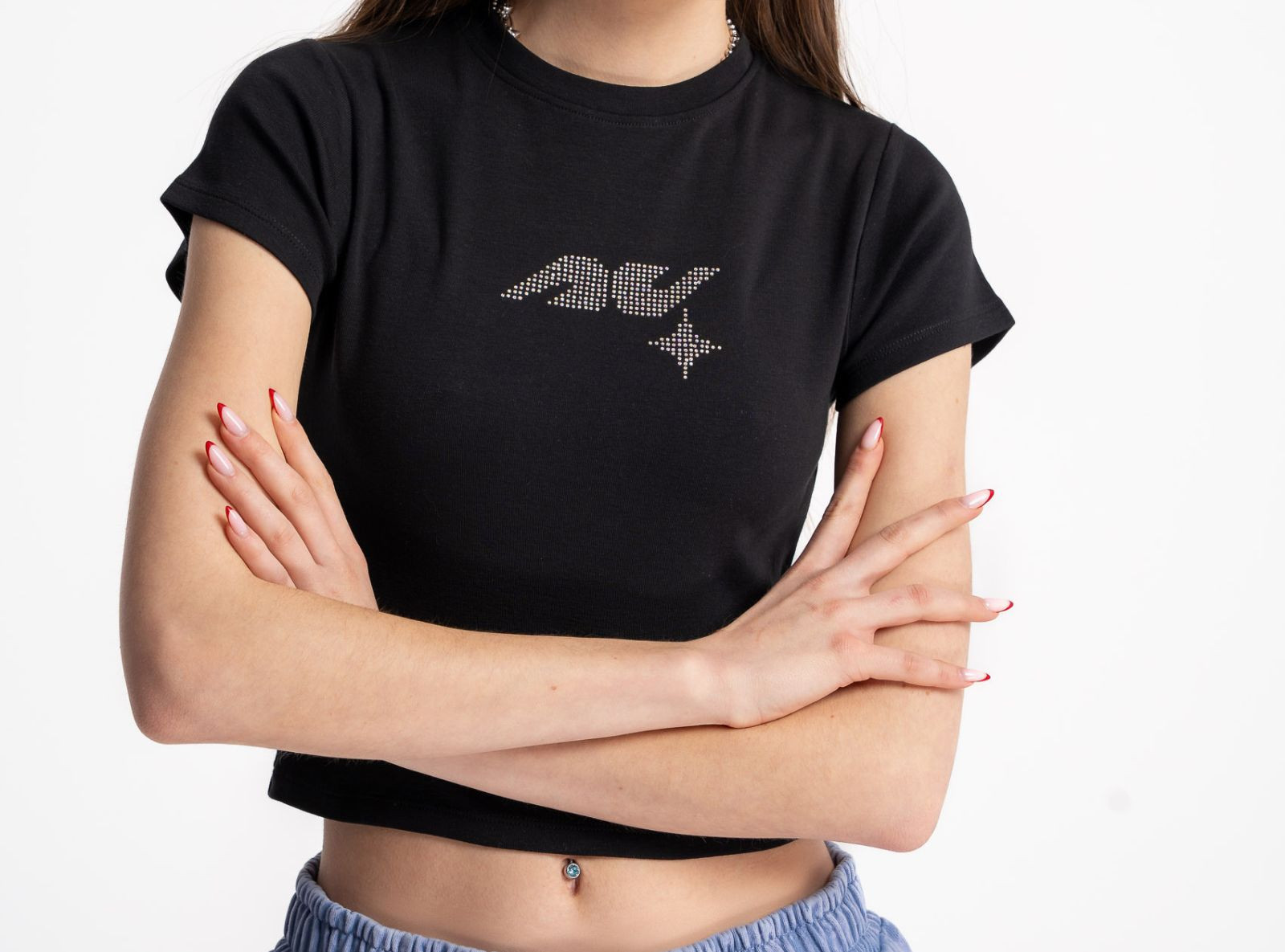 Czarny CROP TOP z ozdobną aplikacją