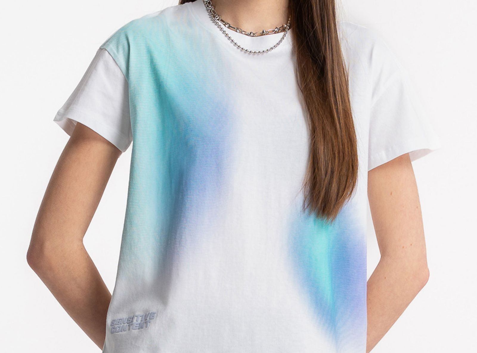 Biały t-shirt z kolorowym nadrukiem z przodu