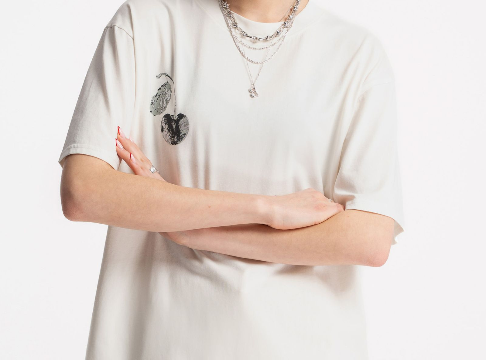 Kremowy t-shirt z autorską grafiką z przodu