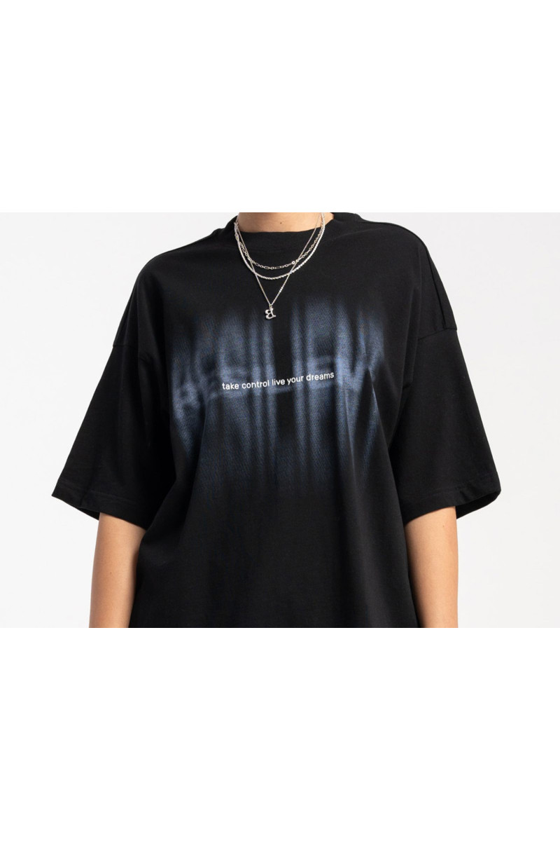 Czarny t-shirt z kolorowym nadrukiem na wysokości piersi, czarny