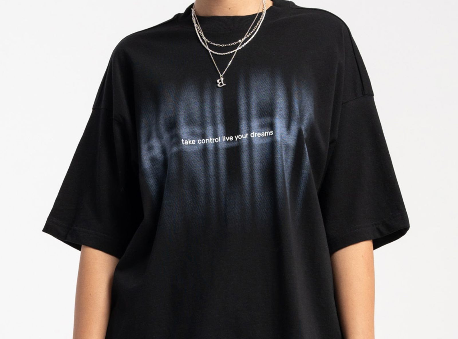 Czarny t-shirt z kolorowym nadrukiem na wysokości piersi