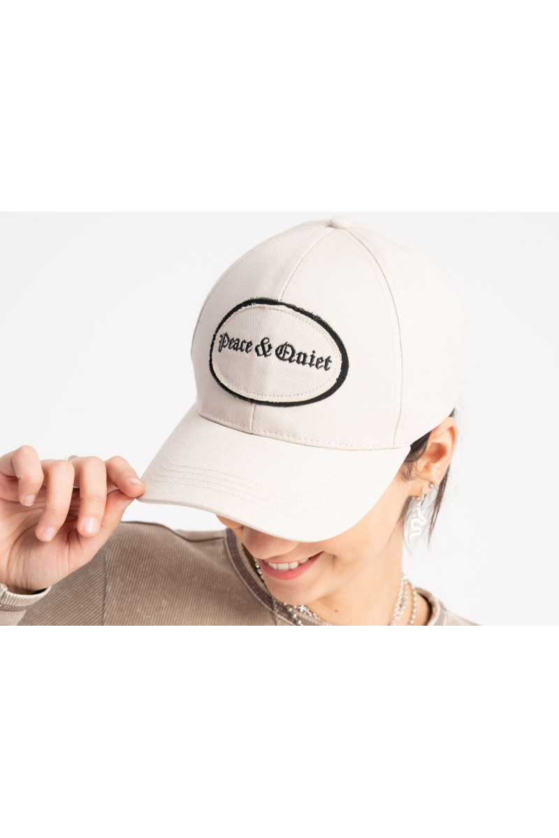 Kremowa czapka z daszkiem z naszywką z przodu, beżowy